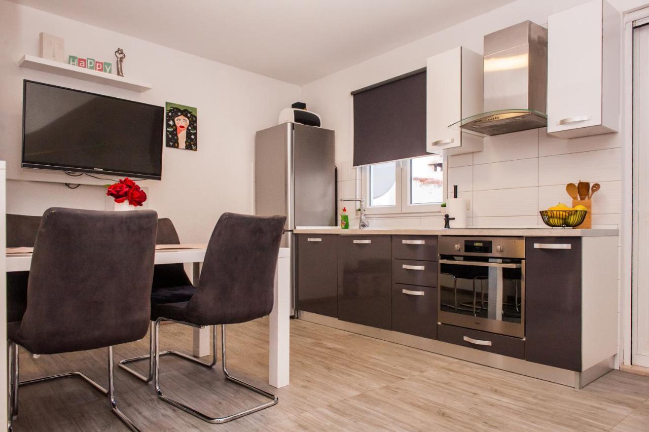 Miki - City Center Apartment With Large Balcony Split Exterior photo