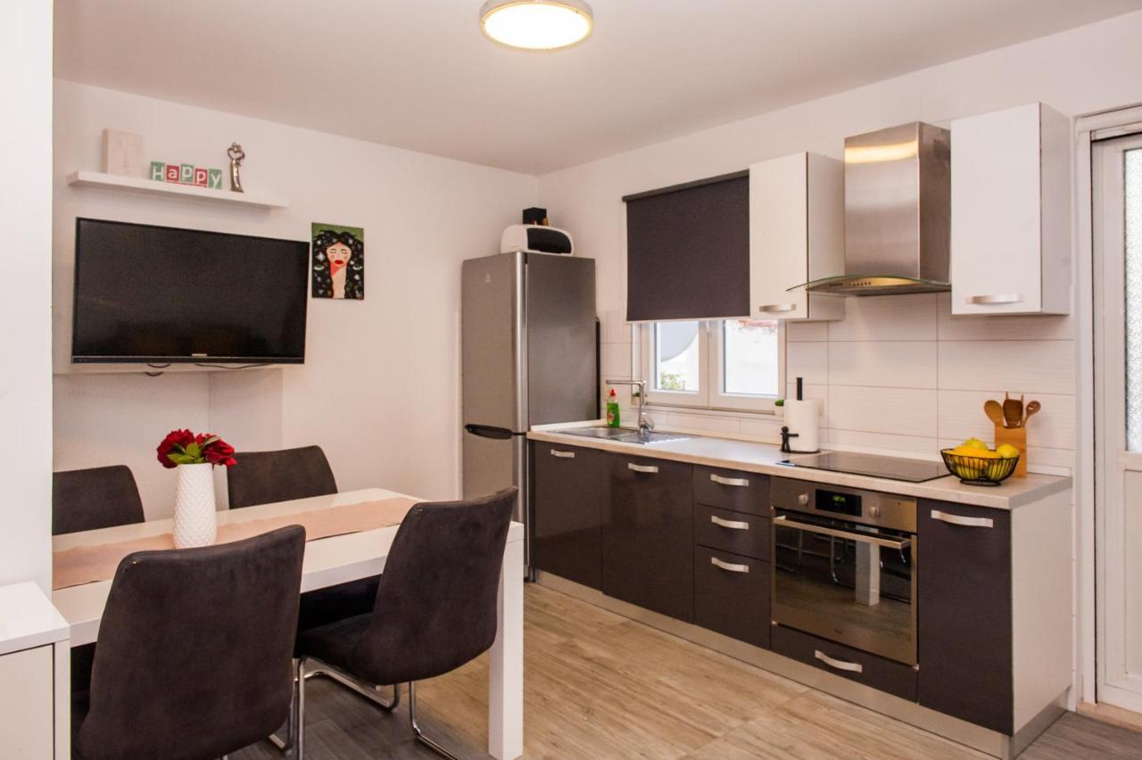 Miki - City Center Apartment With Large Balcony Split Exterior photo