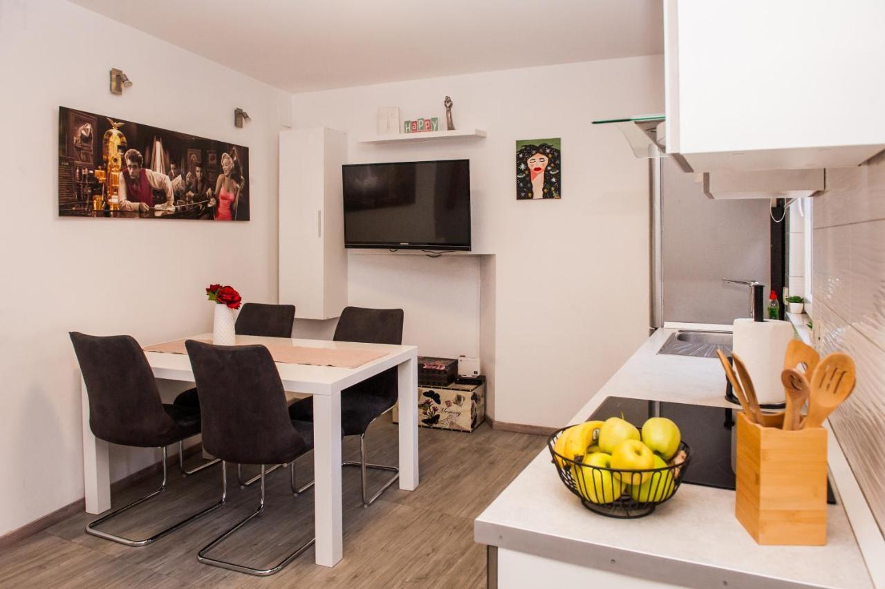 Miki - City Center Apartment With Large Balcony Split Exterior photo