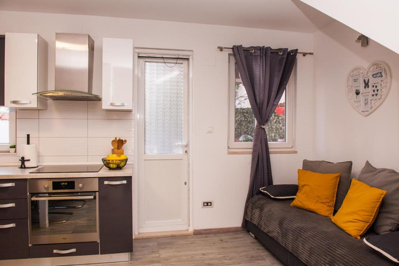 Miki - City Center Apartment With Large Balcony Split Exterior photo